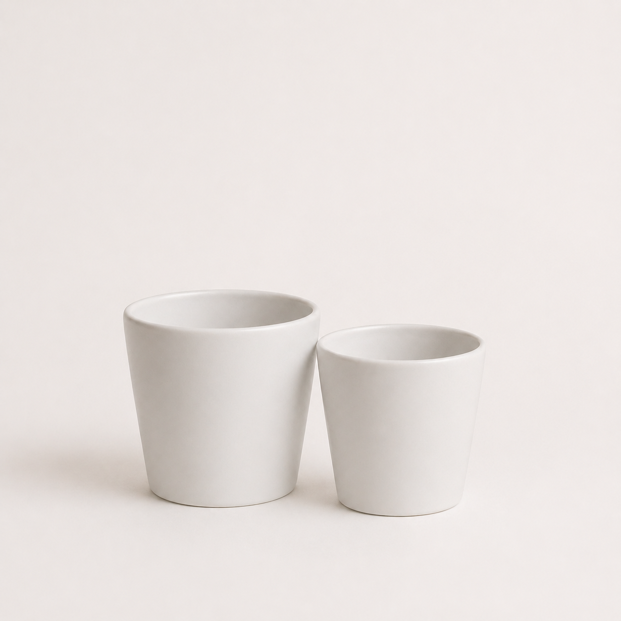 Porta macetero blanco minimalista para plantas de interior - Diseño moderno